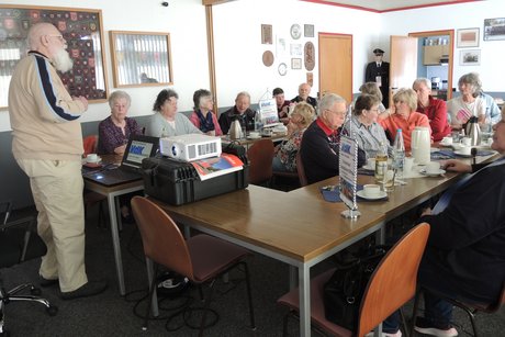 Bild zeigt zwei Tische mit Frauen u. Männern beim zuhören des Referats