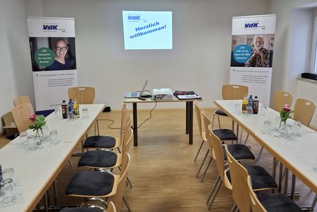 Der Beamer f&uuml;r die Projektion des Vortrags zum Thema Pflege ist gerichtet.