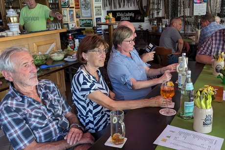 Menschen sitzen und unterhalten sich
