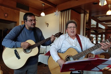 Musikalische Unterstützung beim Singen Ehepaar Dhan-Weller spielt Gitarre für das Singen
