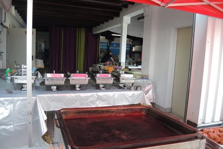 Bild zeigt die Grillstation mit 2 Grill