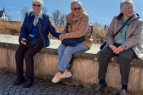 VdK'ler sitzen auf dem Vorplatz (Mauer) vom Kloster Birnau
