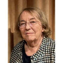 &Auml;ltere Dame mit Brille in schwarz-wei&szlig; gemustertem Jackett.