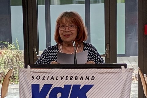Barbara Baur spricht die Willkommensrede.