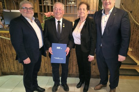 Roland Nell (2. v.l.) wird für seine über 65-jährige Mitgliedschaft geehrt.