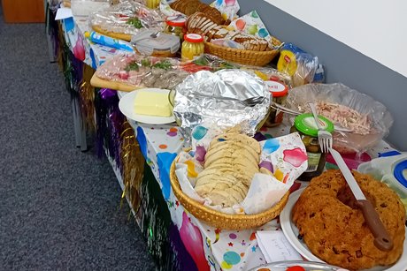 Bild zeigt ein kaltes Buffet mit verschieden Gerichten