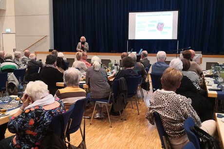 Herbstfest 2025 Herbstfest 2025 - Dr. med. Peter A. Oberst bei seinem Fachvortrag zum Thema "Schlaganfall"
