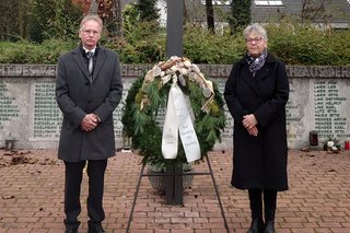 Bürgermeisterstellvertreter und VdK Vorsitzende nach der Kranzniederlegung beim Kriegerdenkmal