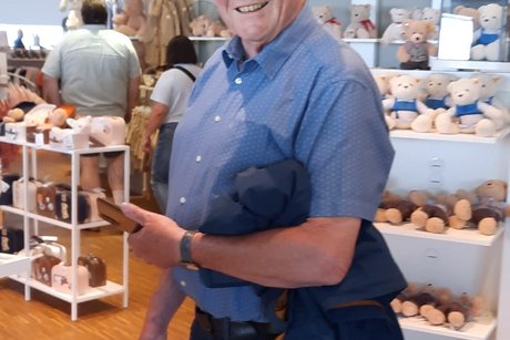 Gerhard bei den "Steiff-Mitbringsel"