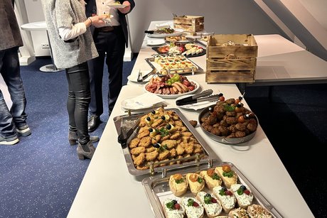 Vorstandssprecher Dieter Boss im Gespr&auml;ch am B&uuml;fett.