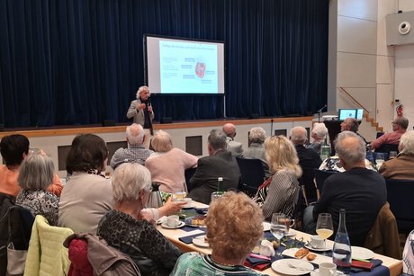 Herbstfest 2025 Herbstfest 2025 - Dr. med. Peter A. Oberst bei seinem Fachvortrag zum Thema "Schlaganfall"