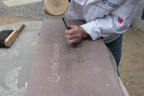 Steinmetz bei der Arbeit