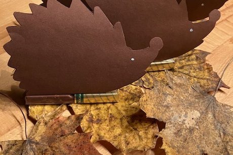 Tischdekoration mit Igeln und Herbstlaub