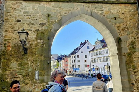 Wir durchqueren einen Torbogen der alten Konstanzer Stadtmauer.