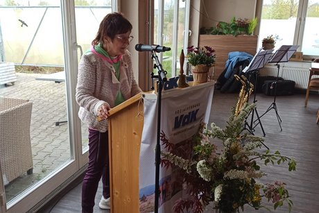 Anne Gröber liest den Geschäfts-Kassenbericht vor