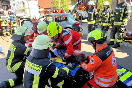Schauübung der Kreis-Feuerwehr und dem DRK