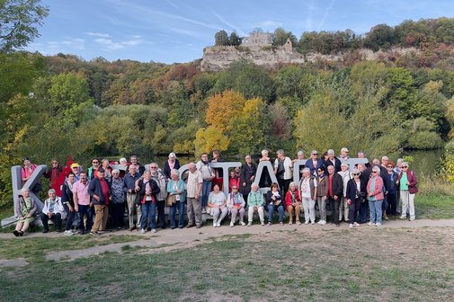 Gruppenbild in Karlstadt Personen stellen sich für ein Gruppenbild zusammen