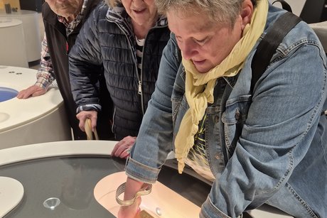 Viel Gold, Goldm&uuml;nzen, Edelsteine, Schmuckst&uuml;cke, Perlen und Mineralien gab in den Schmuckwelten zu bestaunen