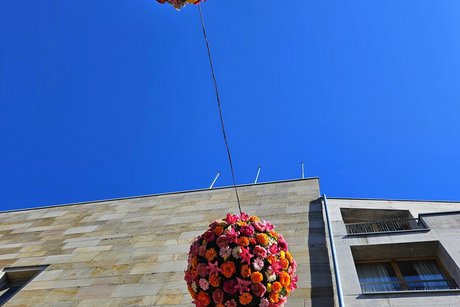 Zwei der Blumenkugeln &uuml;ber unseren K&ouml;pfen, eine wunderbare Idee zum Fr&uuml;hling.