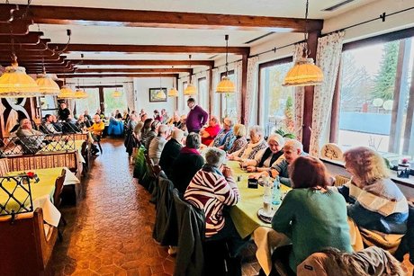 HV002 voll besetztes Restaurant aus der gegenüberliegenden Sicht
