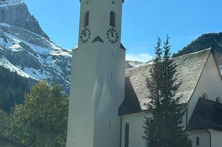 Kirche mitten in den Bergen