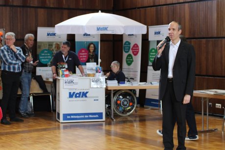 Bürgermeister Johannes Züfle richtet sein Grußwort an die Besucherinnen und Besucher der Messe.