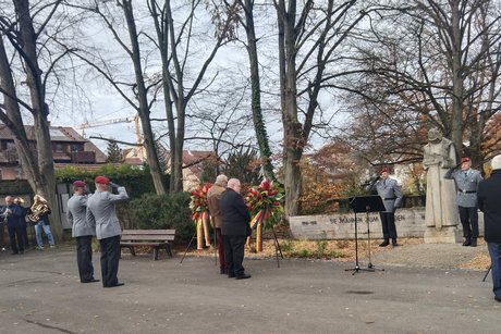 Soldaten in Ausgehuniform salutieren vor dem Kranz.