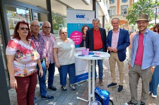 Gruppenbild vor dem Infostand vor den Räumlichkeiten des Kreisverbandes Pforzheim-Enzkreis an dem Fußweg an der Enz: von links: Stephanie Hutmacher, Dieter Wöntz, Martin Schöneck, Ursula Hutmacher, Dr. Hans-Ulrich Rülke (MdL), Gunther Krichbaum (MdB), Johannes Baumbast (Kandidat zur Europawahl)