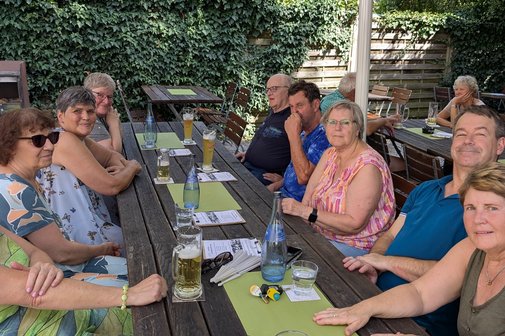 Gesellige Runde im Biergarten