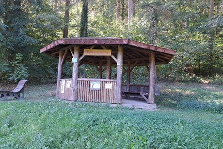 Ein Holzpavillion im Gr&uuml;nen