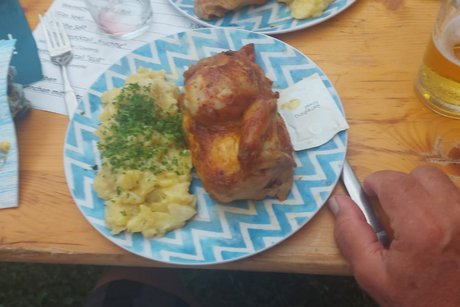 Ein Teller mit Hähnchen und Kartoffelsalat