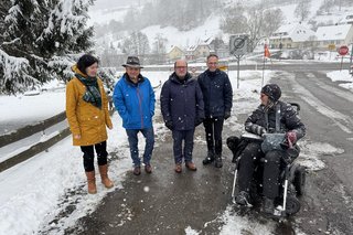 Abgeordnete Sarah Hagmann (MdL), BÜNDNIS 90/DIE GRÜNEN, Kreisrat Eduard Behringer, Ortsvorsteher und Kreisrat Sven Behringer, Oliver Gassenmeier, Baudirektor beim Regierungspräsidium, Karin Maier, Rollstuhlfahrerin, Schriftführerin des Sozialverbands Vdk Ortsverband Todtnau-Schönau mit Behindertenbegleithund, von links