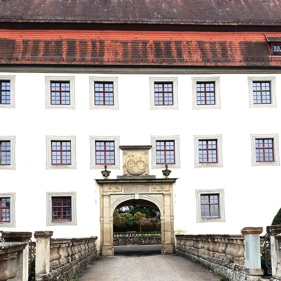 Ansicht auf das Schloss Geislingen Ansicht auf das Eingangspotal des Geislinger Schlosses. Im Vordergrud links und rechts die Tore zum prächtig angelegten Schlossgarten.
