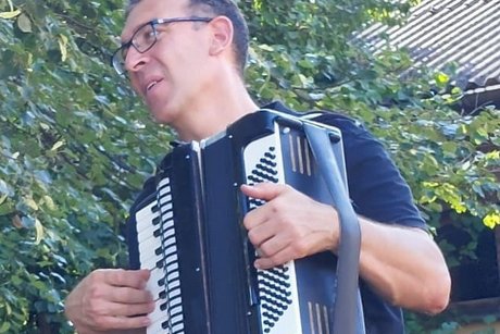 Mostbauer spielt Akkordeon