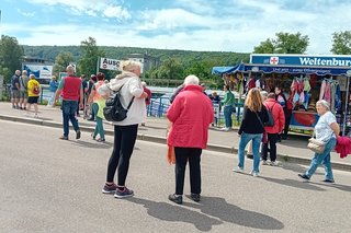 Mehre Leuten stehen am Schiffanleger