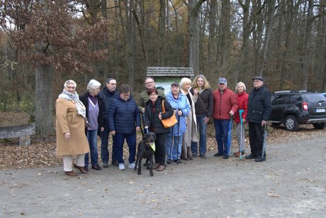 Treffen vom VdK Laudenbach vor dem Eingang zum Ruheforst