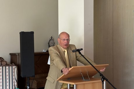 Vorsitzender Wolfgang Krayer eröffnete die Mitgliederversammlung Vorsitzender Wolfgang Krayer eröffnete die Mitgliederversammlung