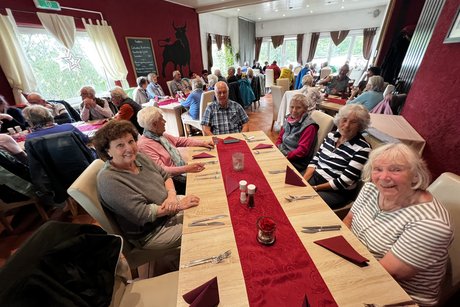 Senioren bei Abendessen in lustiger Runde