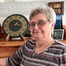 Freundliche &auml;ltere Dame mit grauem vollem Haar mit dunklem Ansatz. Sie tr&auml;gt eine elegante in gl&auml;zendem Kunstofffassung graue Brille mit runden Gl&auml;sern, was ihr Gesicht betont.