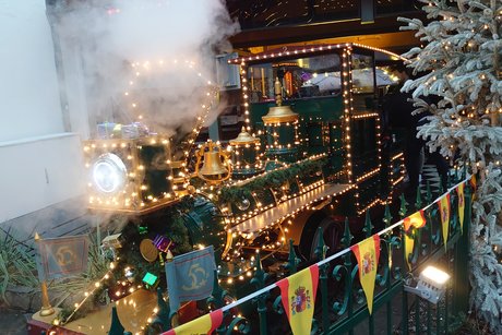 weihnachtlich beleuchtete Lockomotive