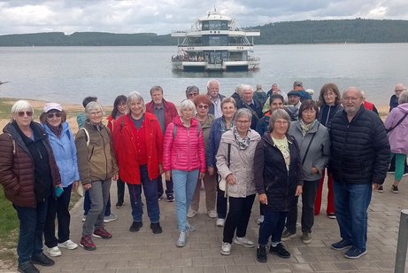 VdK Gruppe vor dem Schiff