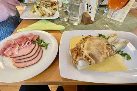 Spargel mit Pfannkuchen und Schinken