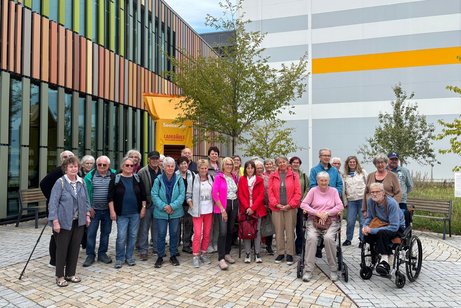 Die Besuchergruppe mit dem Vorstand