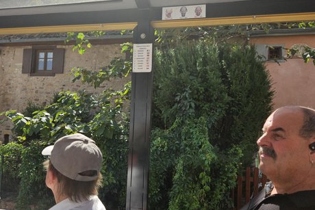 Wir sitzen in einem kleinen Touristenzugwagen und genie&szlig;en die Fahrt durch den Ort und das wundersch&ouml;ne Wetter.