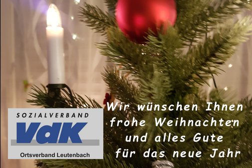 Das Bild zeigt eine Kerze am Weihnachtsbaum