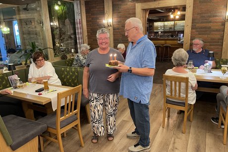 Die Reiseleiterin bekommt einen kleinen Kuchen &uuml;berreicht