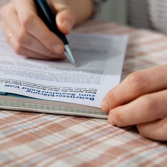 Jemand f&uuml;llt eine VdK-Beitrittserkl&auml;rung aus.