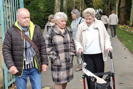 VdK'ler beim Spaziergang im bl&uuml;henden Barock