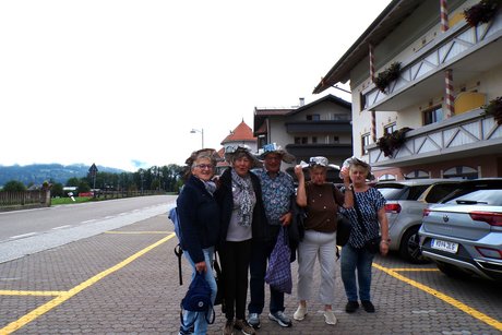 Eine kleine Gruppe vor dem Hotel