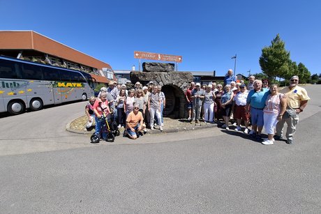 Gruppenbild bei der Felsengartenkellerei